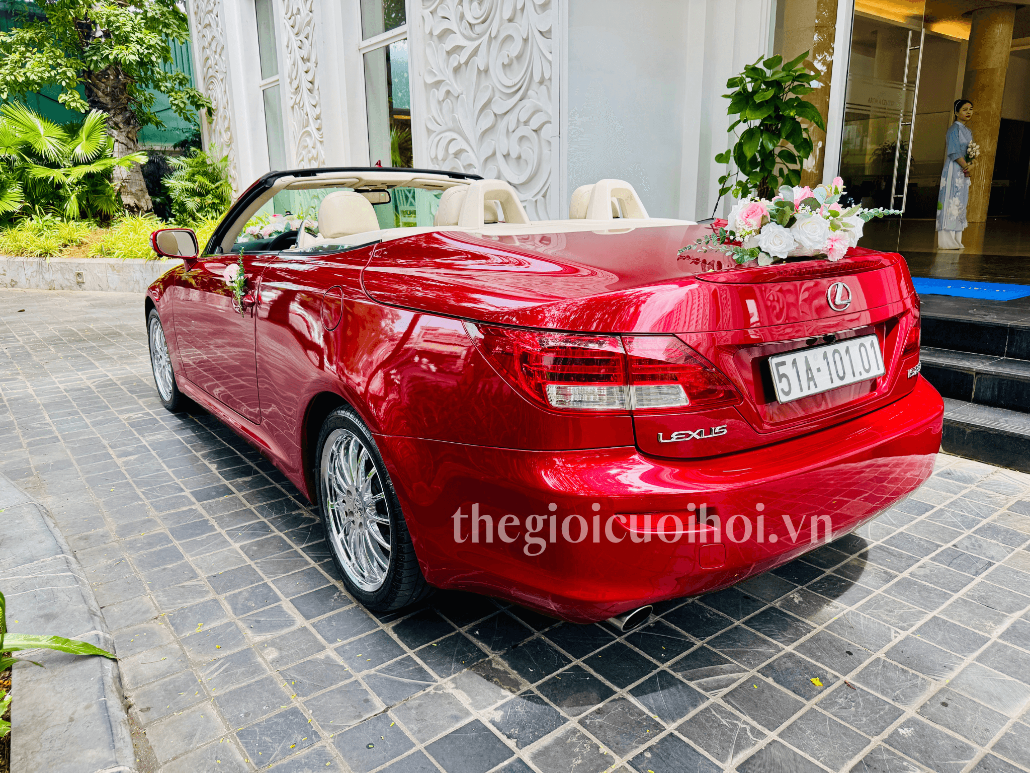 Dịch vụ xe cưới mui trần Lexus đỏ tại Hồ Chí Minh 6 Xe cưới mui trần đỏ lexus