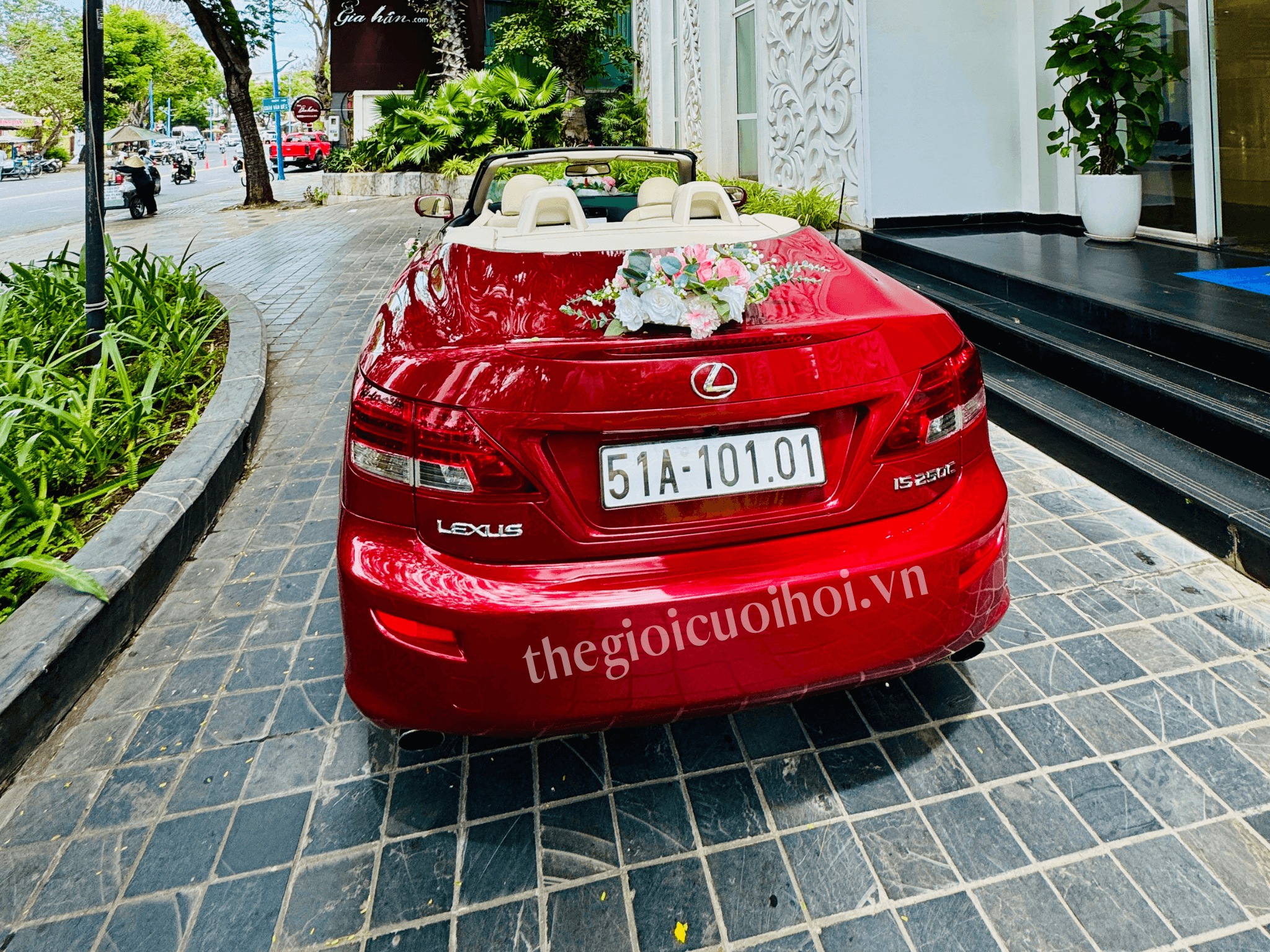 Dịch vụ xe cưới mui trần Lexus đỏ tại Hồ Chí Minh 7 Xe cưới mui trần đỏ lexus