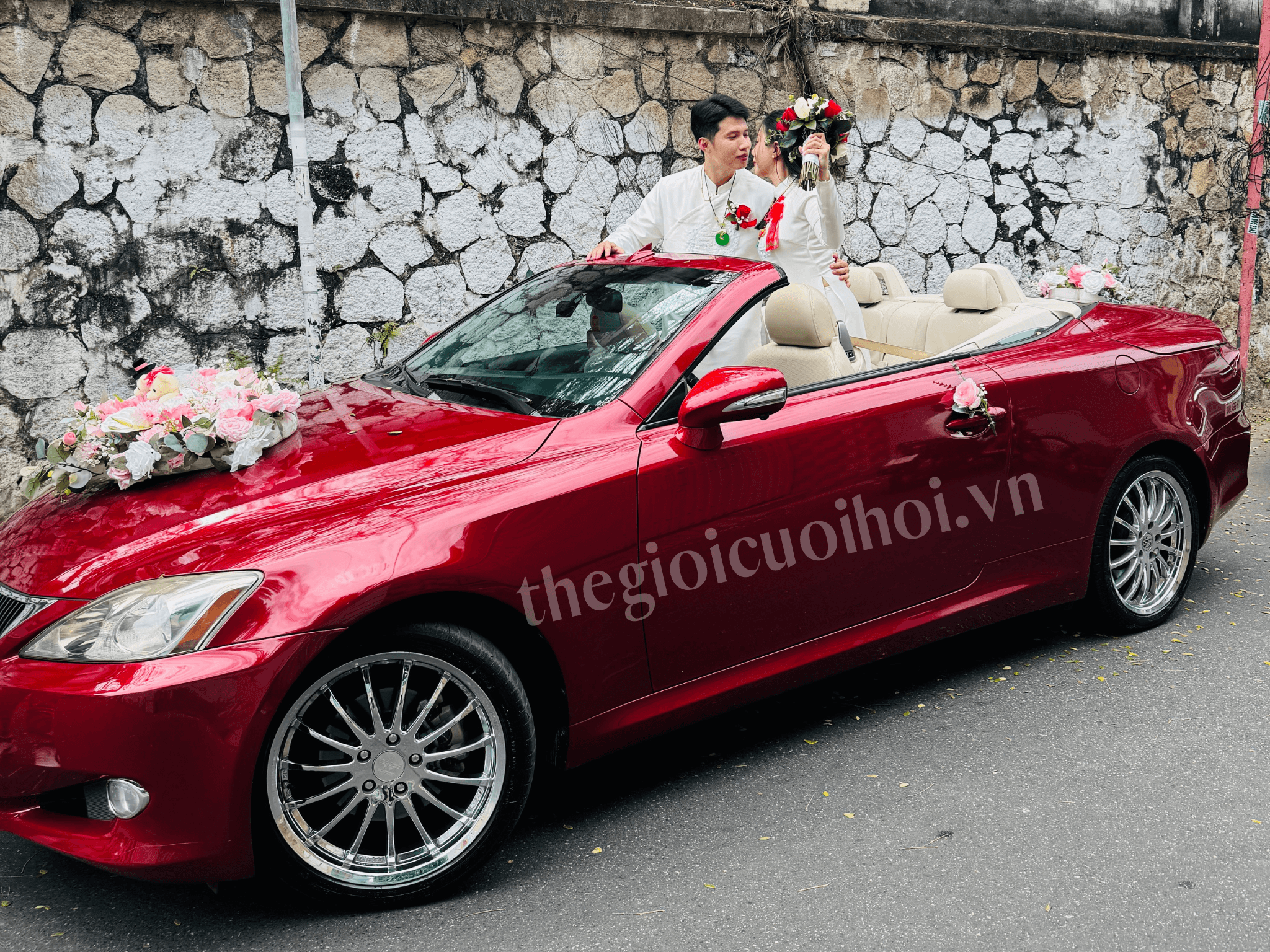 Dịch vụ xe cưới mui trần Lexus đỏ tại Hồ Chí Minh 4 Xe cưới mui trần đỏ lexus