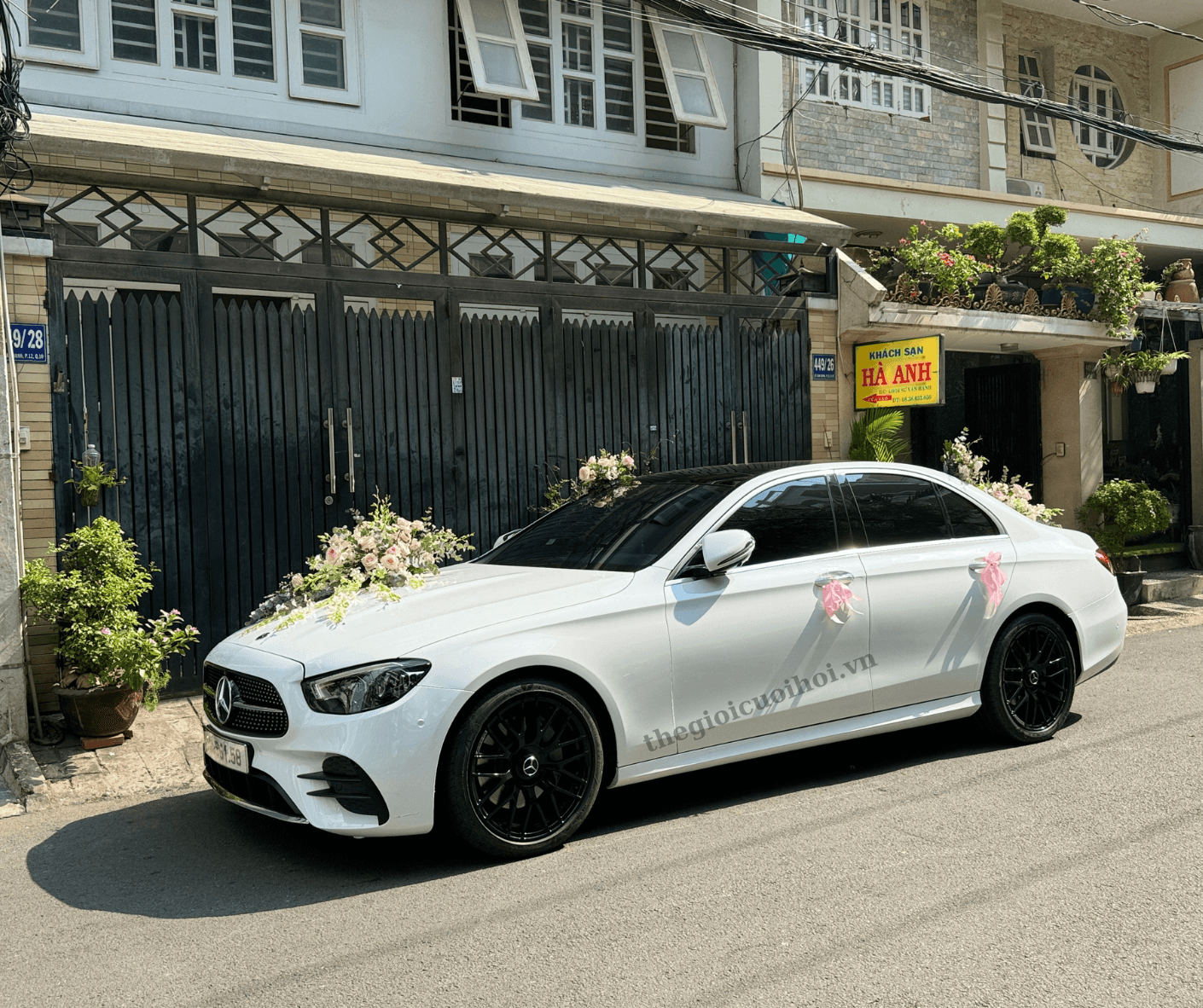 Hành Trình Xe Cưới Mercedes E300 Rước Dâu Từ Nguyễn Trãi Quận 5 Đến Tô Hiến Thành Quận 10 2 Xe cưới Mercedes E300